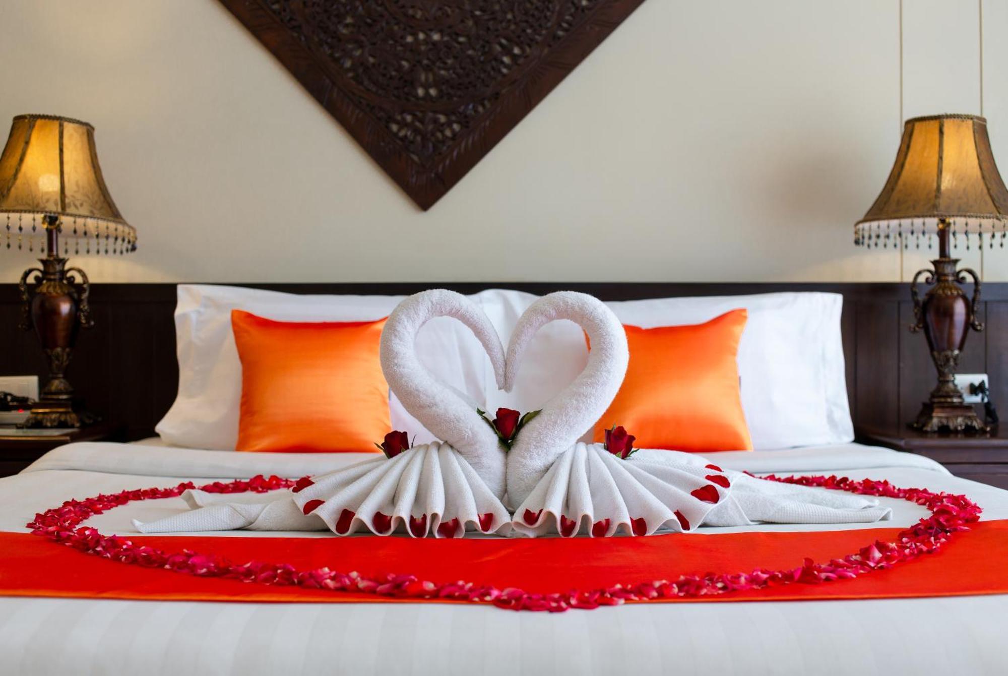Blue Bay Resort - Access To Pool And Beach-Phuket & Krabi Яо-Яй Экстерьер фото A bed decorated for a honeymoon